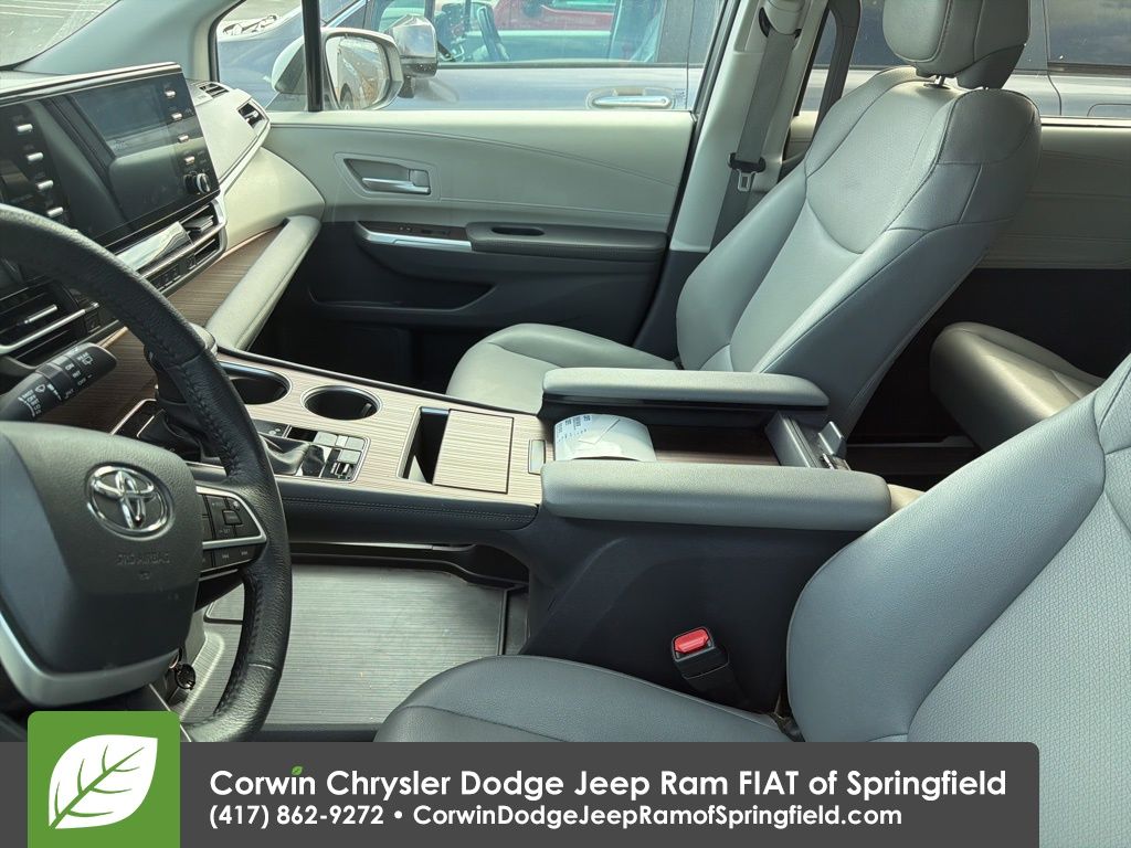 2024 Toyota Sienna XLE photo 2