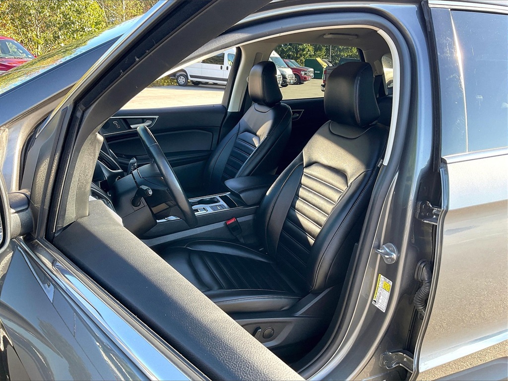 2022 Ford Edge SEL photo 9