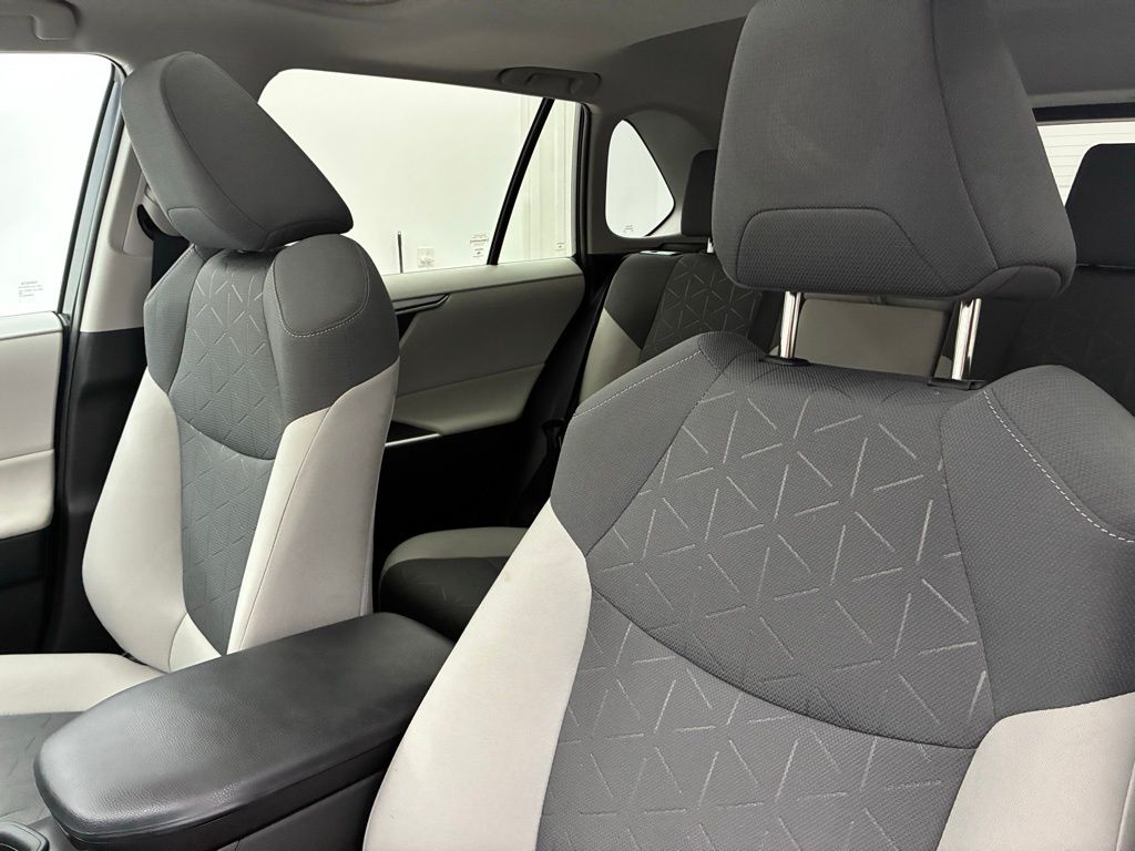 2020 Toyota RAV4 XLE photo 14