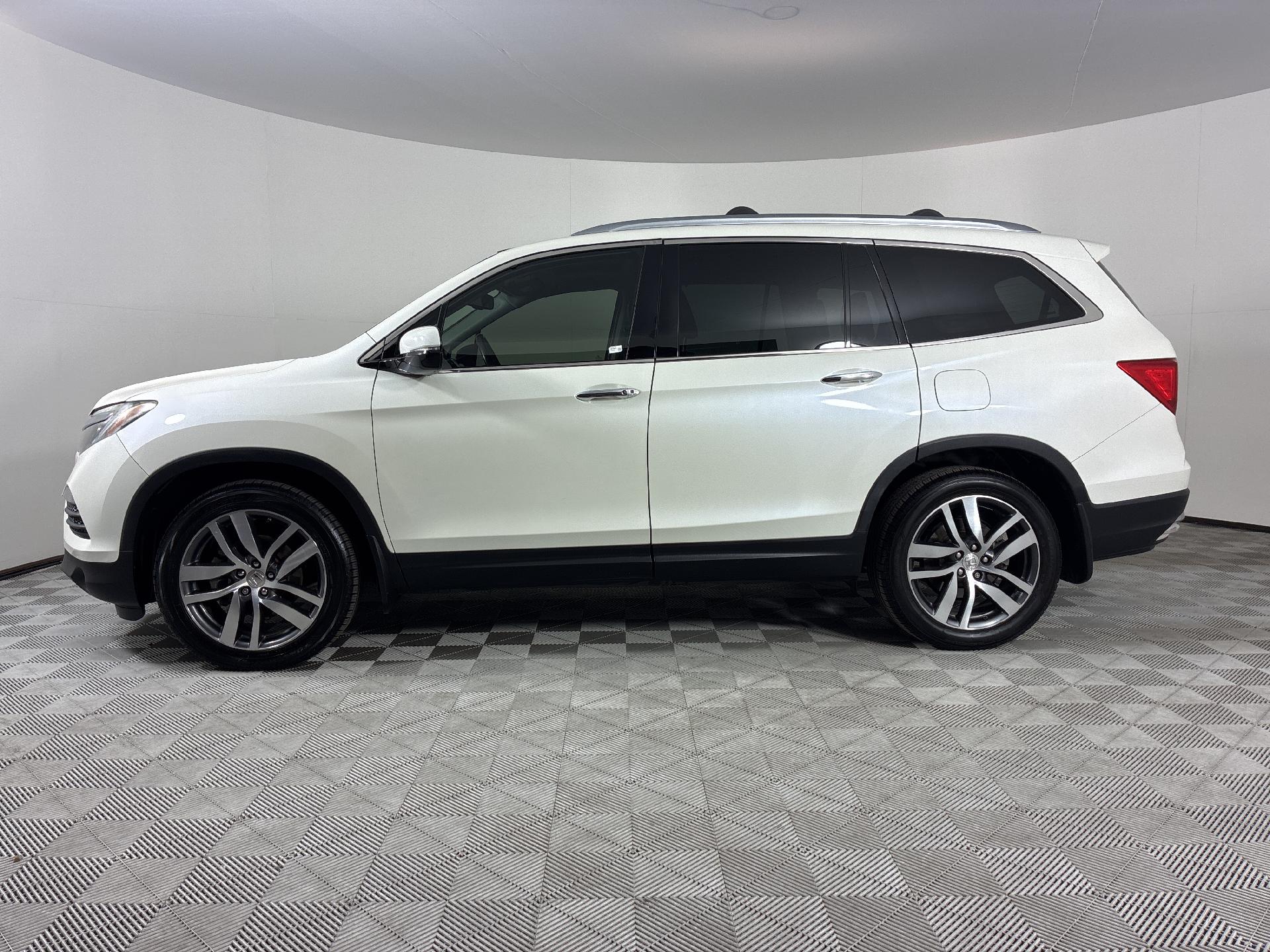 2017 Honda Pilot Elite photo 2