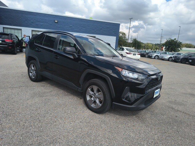 2022 Toyota RAV4 LE photo 7