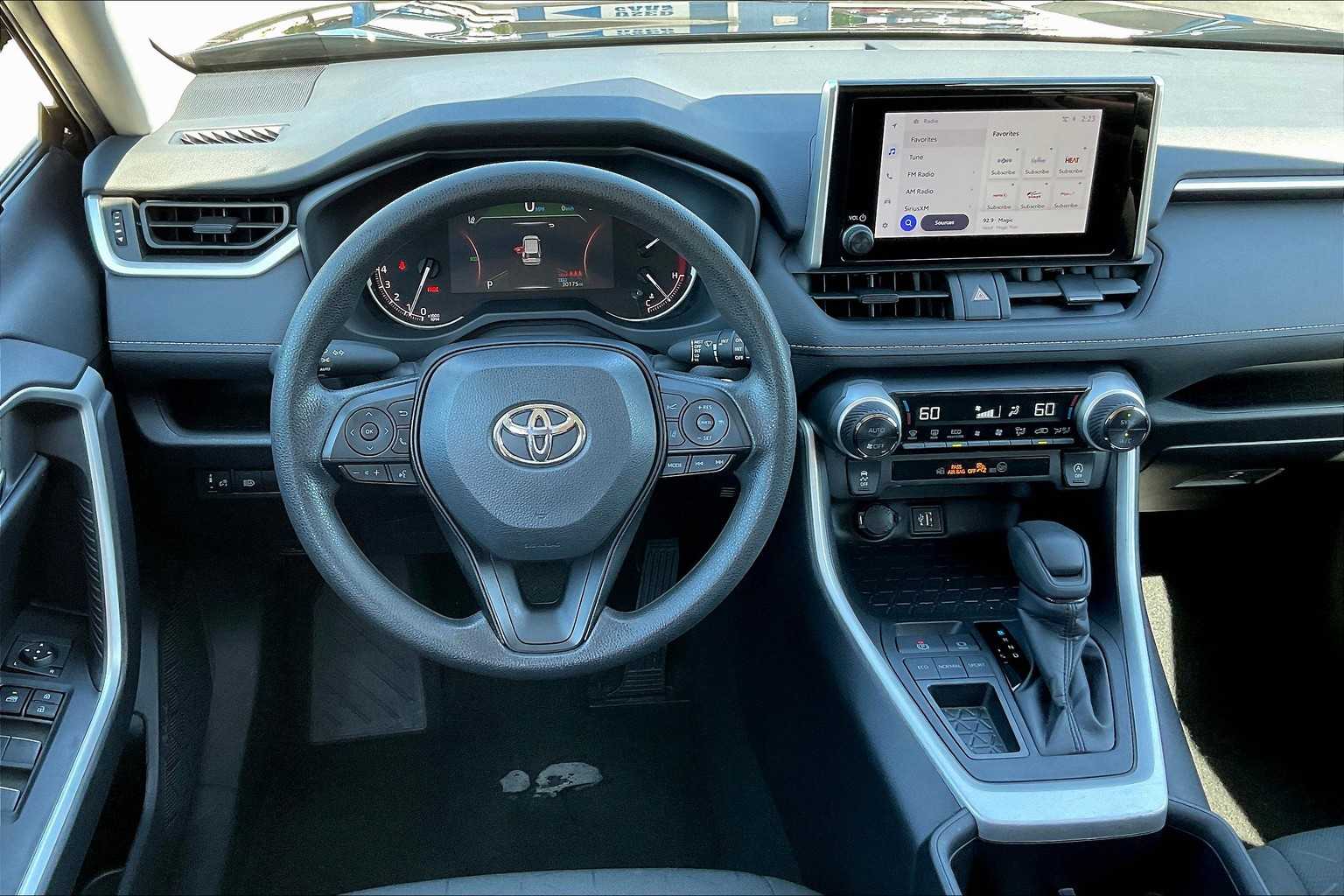 2024 Toyota RAV4 XLE photo 5