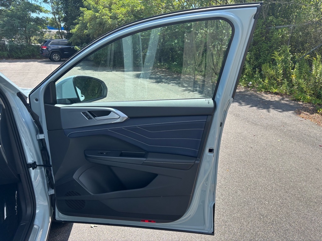2025 Volkswagen Taos SEL photo 4
