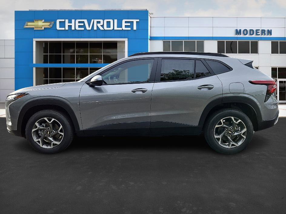 2025 Chevrolet Trax LT photo 2