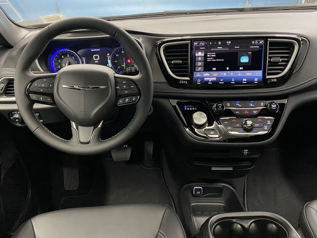 2026 Chrysler Pacifica photo 4