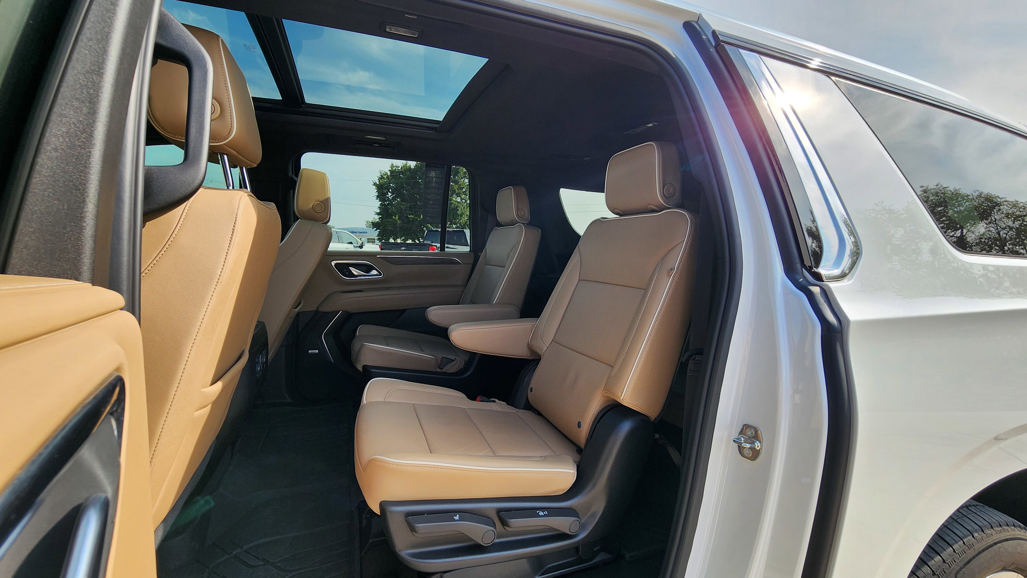 2024 Chevrolet Suburban Premier photo 19