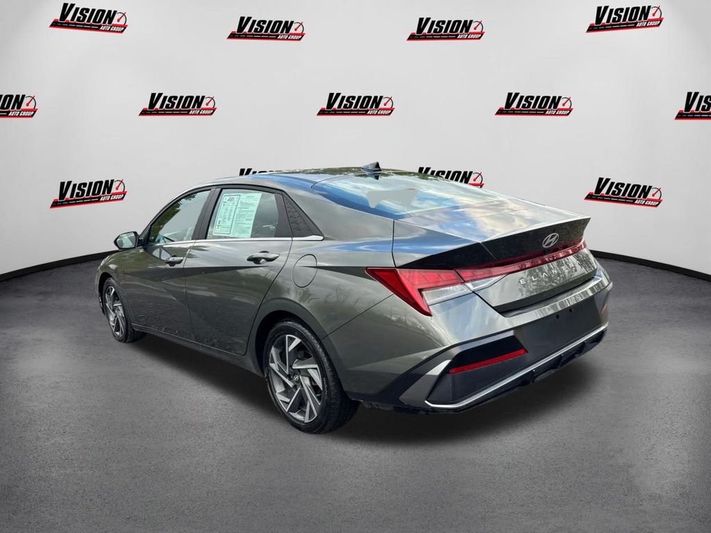 2024 Hyundai Elantra SEL Convenience photo 7