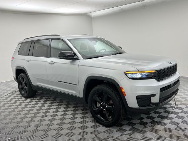 2023 Jeep Grand Cherokee Altitude photo 3