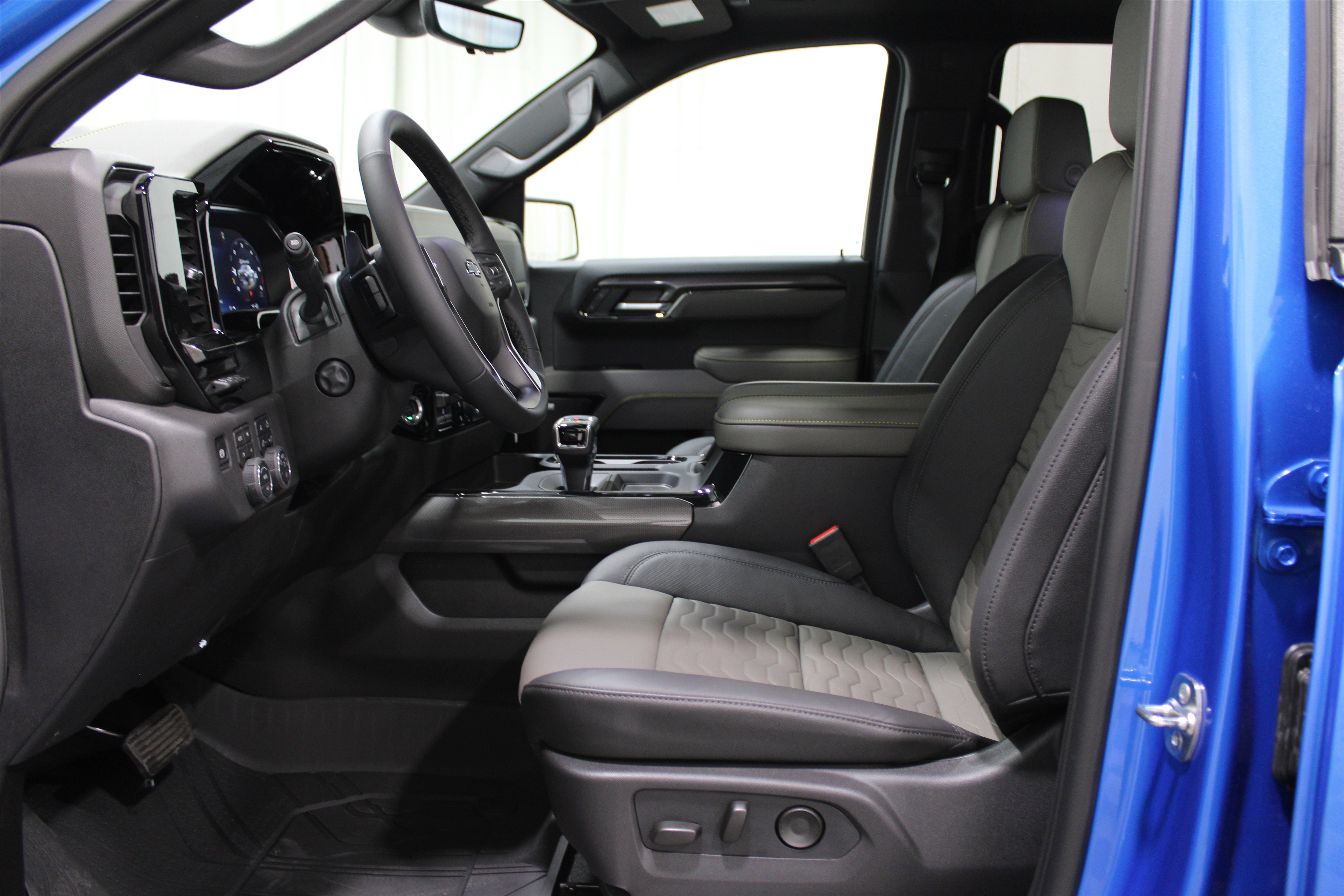 2026 Chevrolet Silverado 1500 ZR2 photo 3