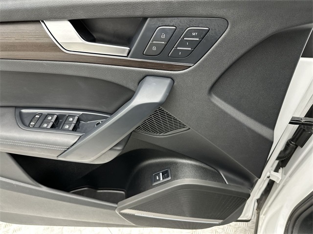 2023 Audi Q5 40 Premium Plus photo 4
