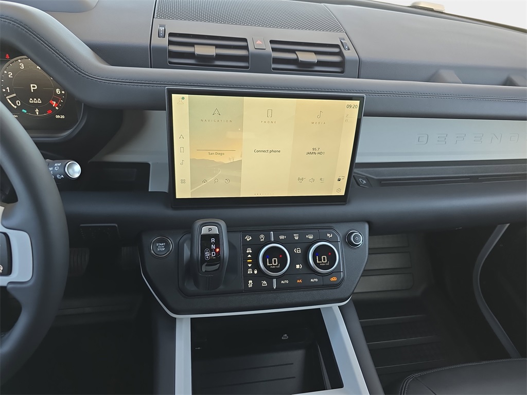 2025 Land Rover Defender 110 X-Dynamic SE photo 18