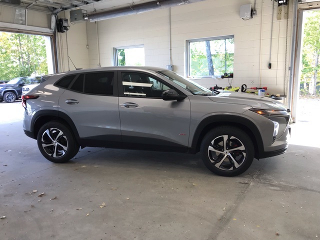 2024 Chevrolet Trax photo 2