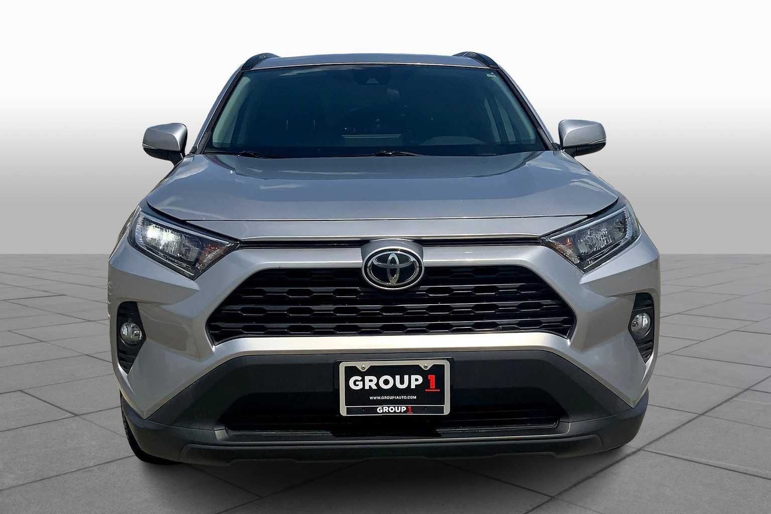 2020 Toyota RAV4 XLE photo 3
