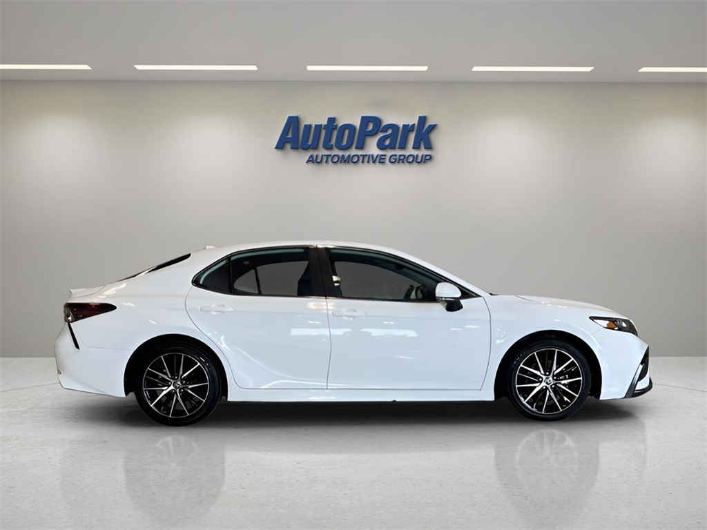 2023 Toyota Camry SE photo 8