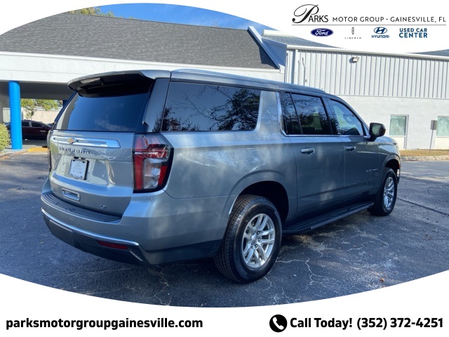 2024 Chevrolet Suburban LT photo 3