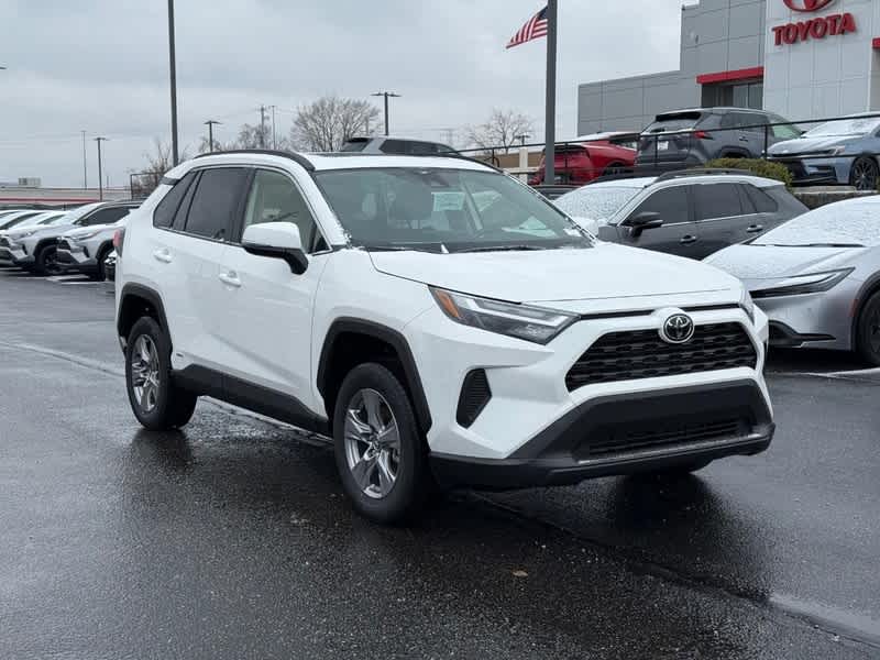 2025 Toyota RAV4 XLE's photo