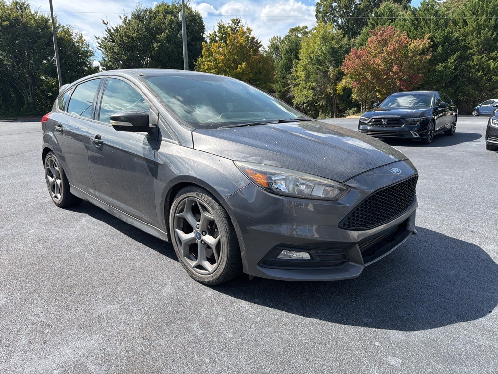 2017 Ford Focus ST photo 2