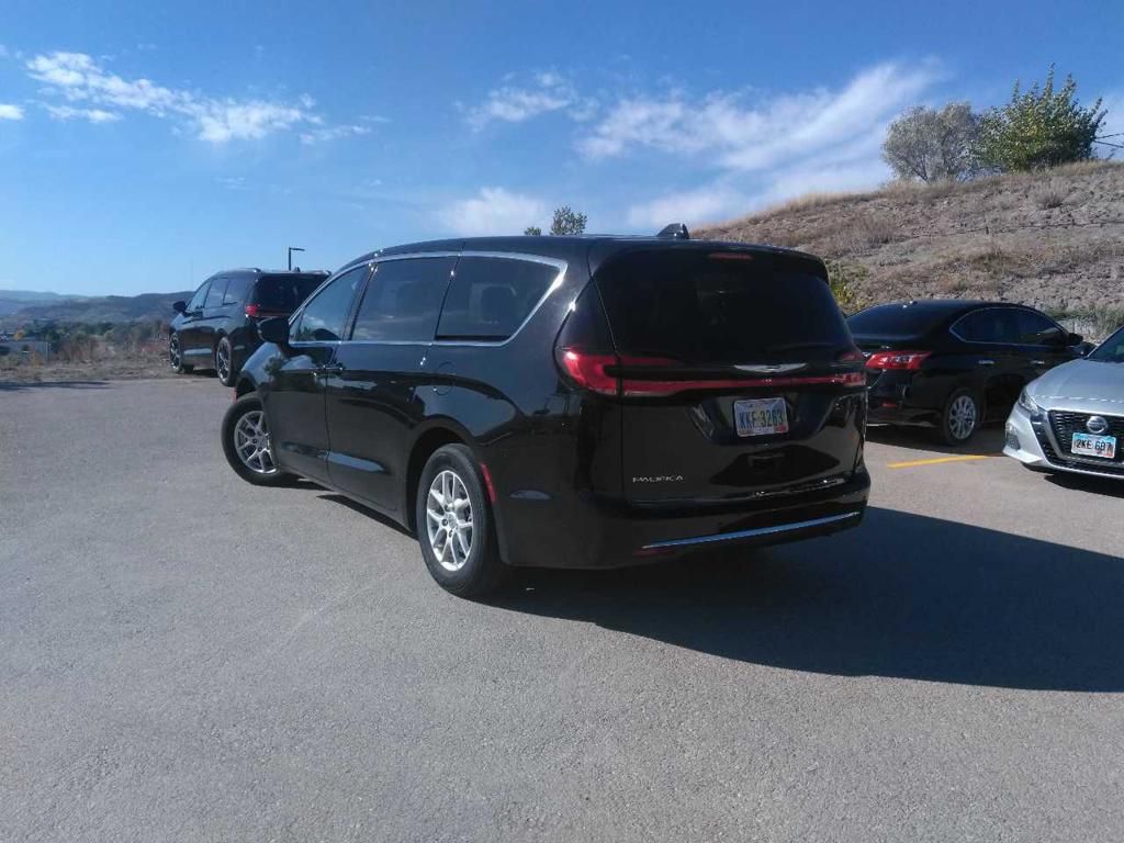 2024 Chrysler Pacifica Touring L photo 4