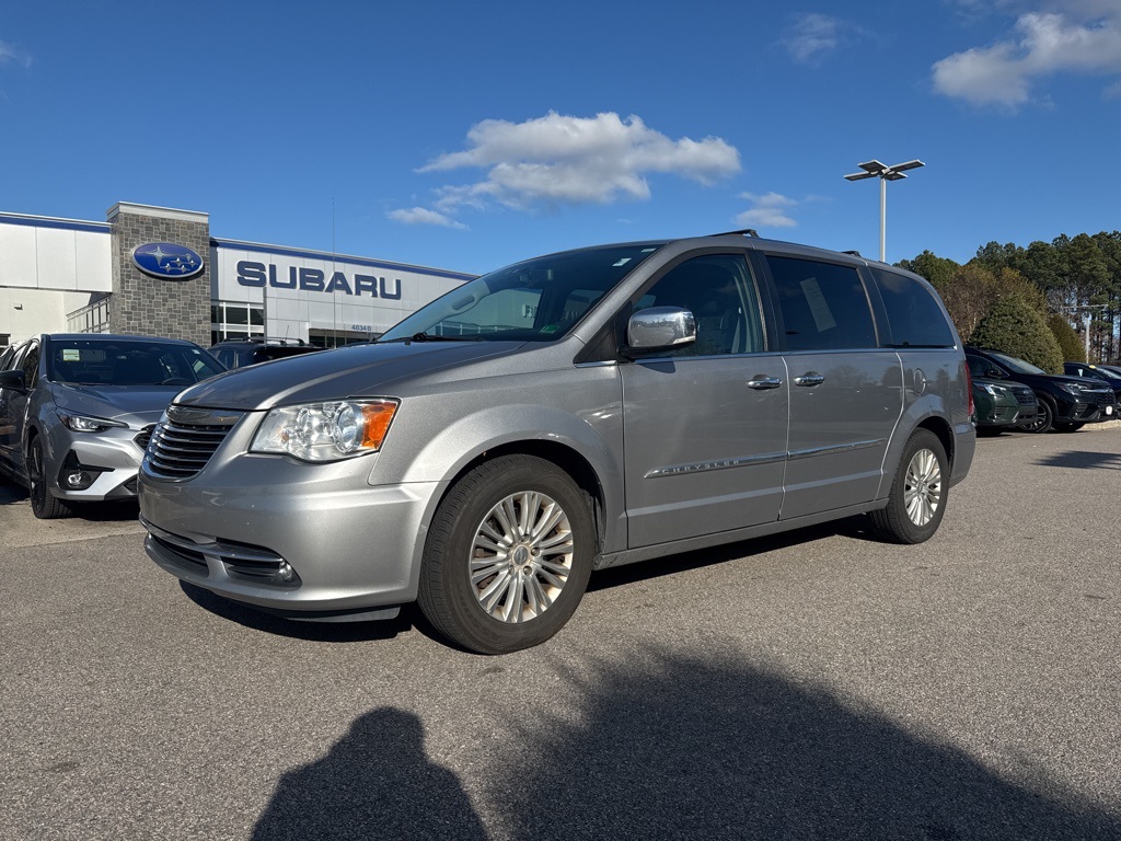 2016 Chrysler Town & Country Limited photo 2