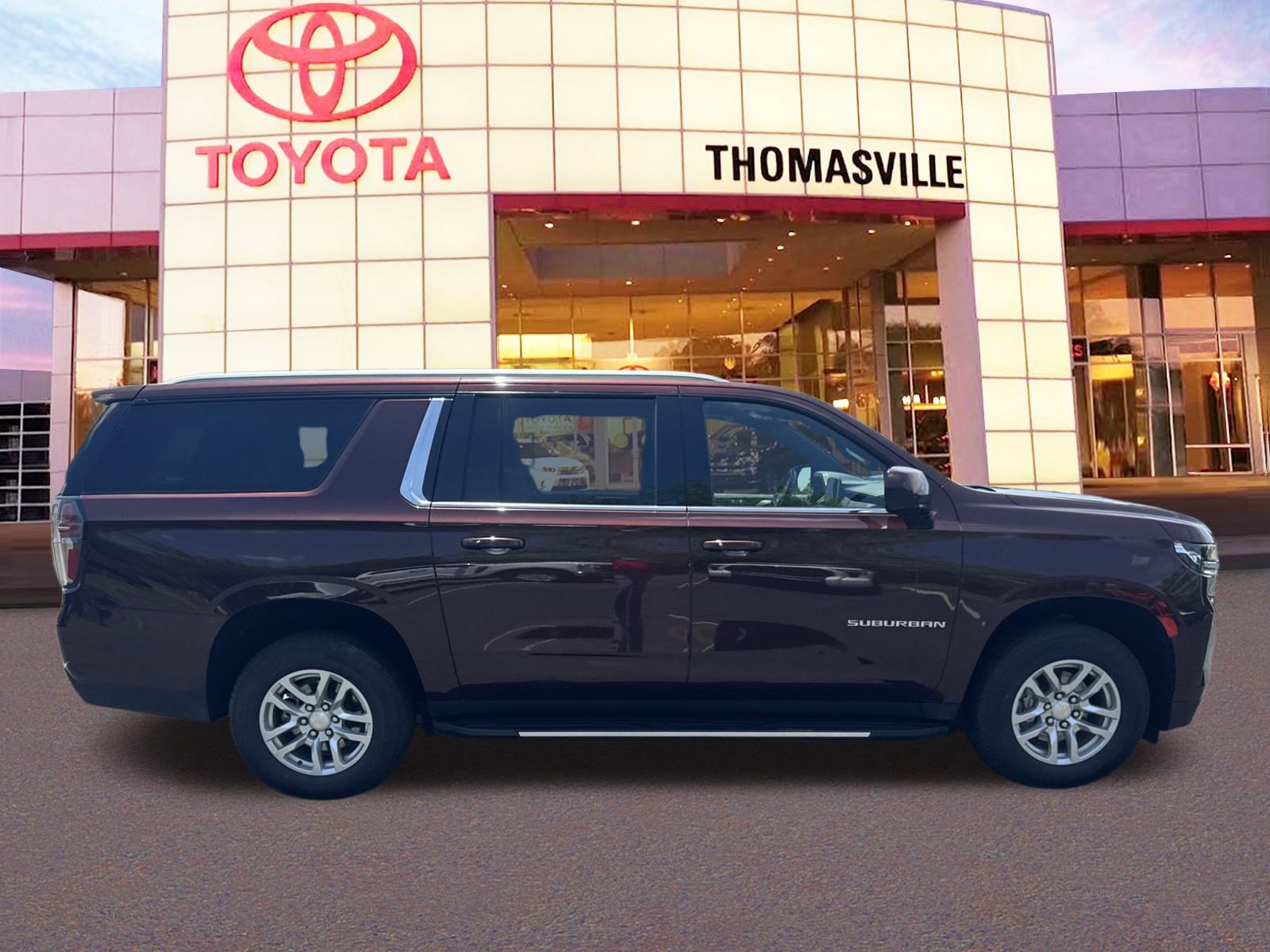 2023 Chevrolet Suburban LT photo 2