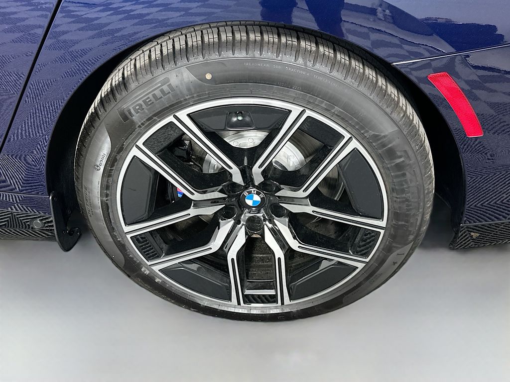 2026 Bmw 750e photo 23