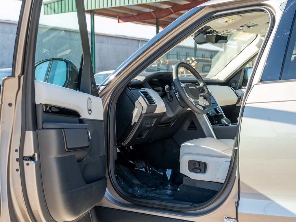 2025 Land Rover Discovery S photo 10