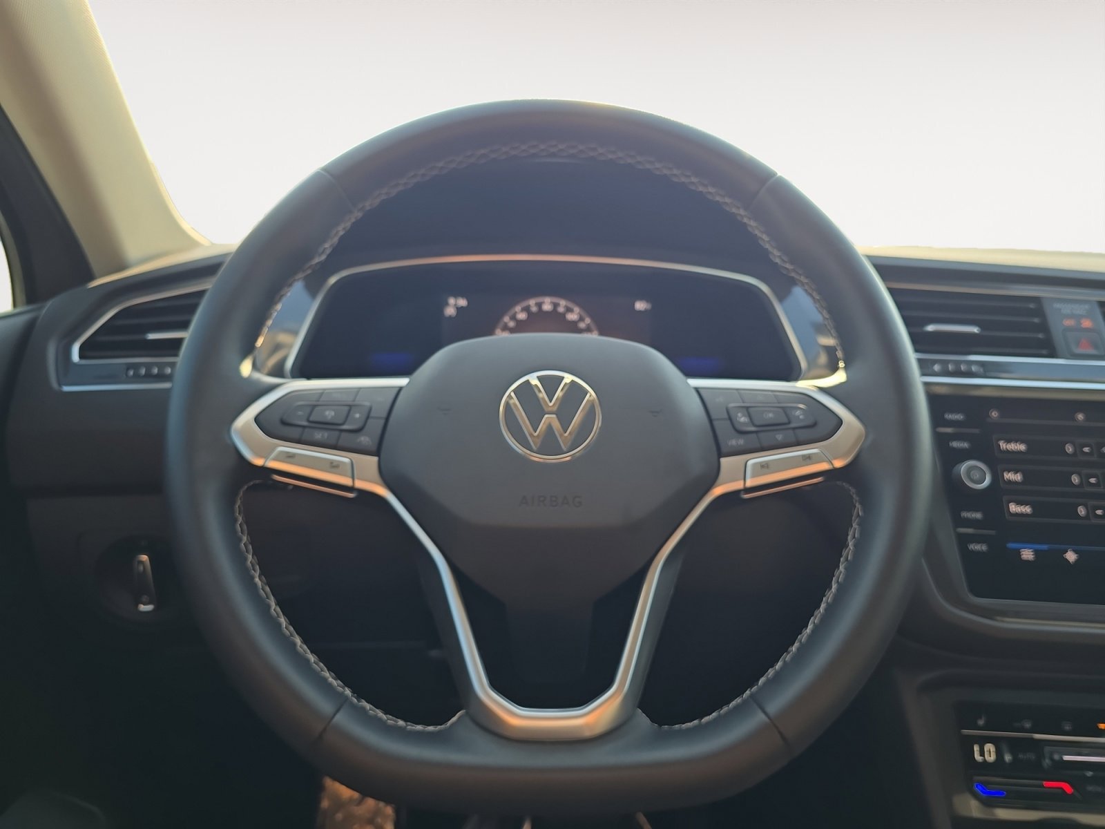 2023 Volkswagen Tiguan SE photo 13