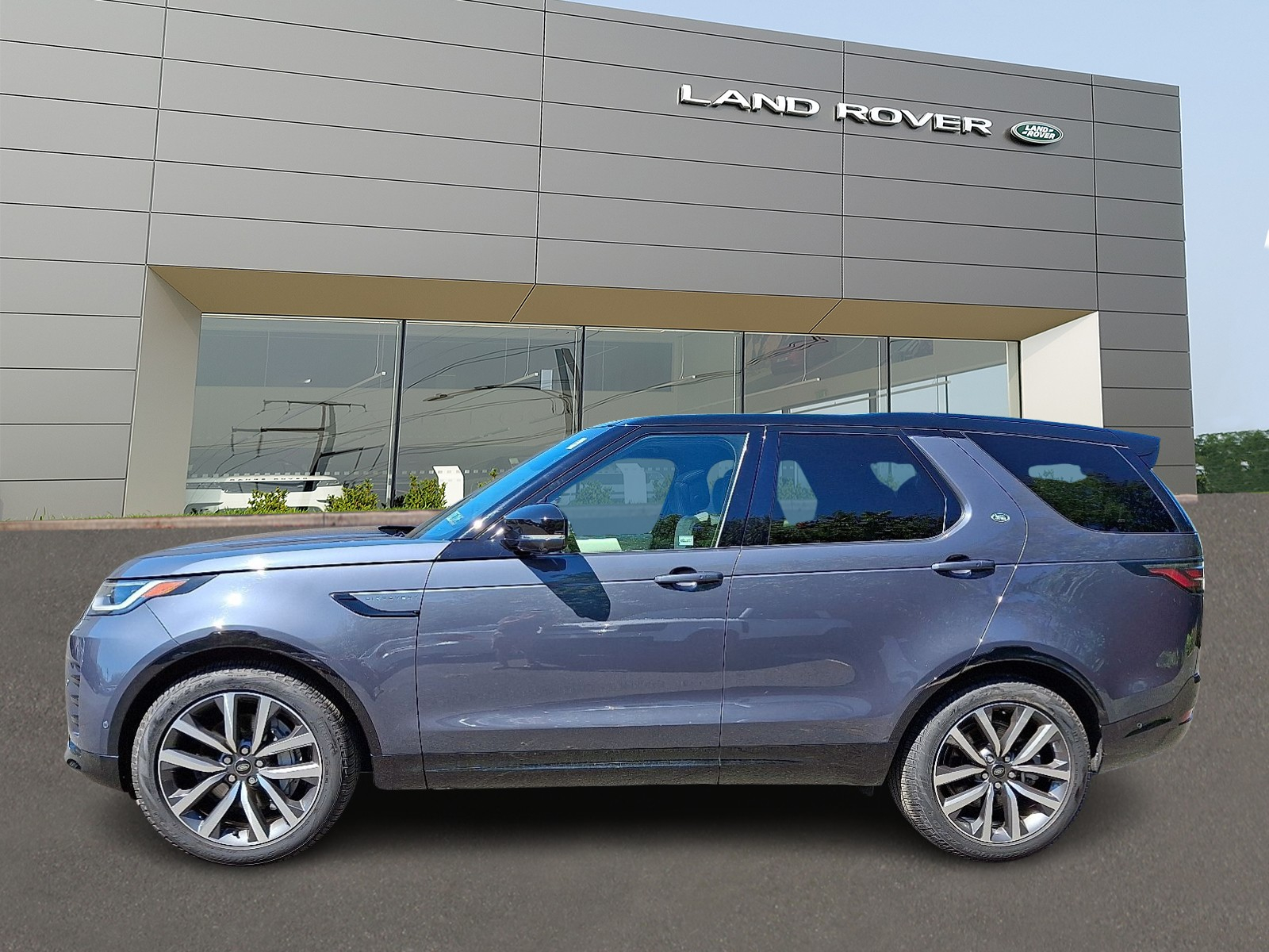 2024 Land Rover Discovery P300 Dynamic SE photo 3