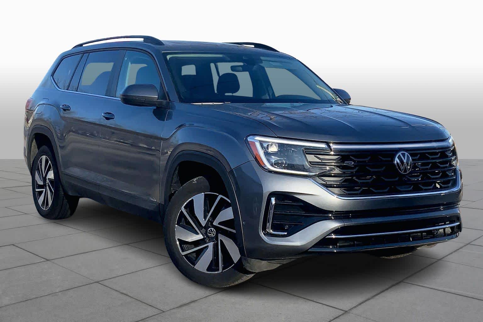 Used 2024 Volkswagen Atlas SE w/Tech with VIN 1V2KR2CA0RC561842 for sale in Kansas City