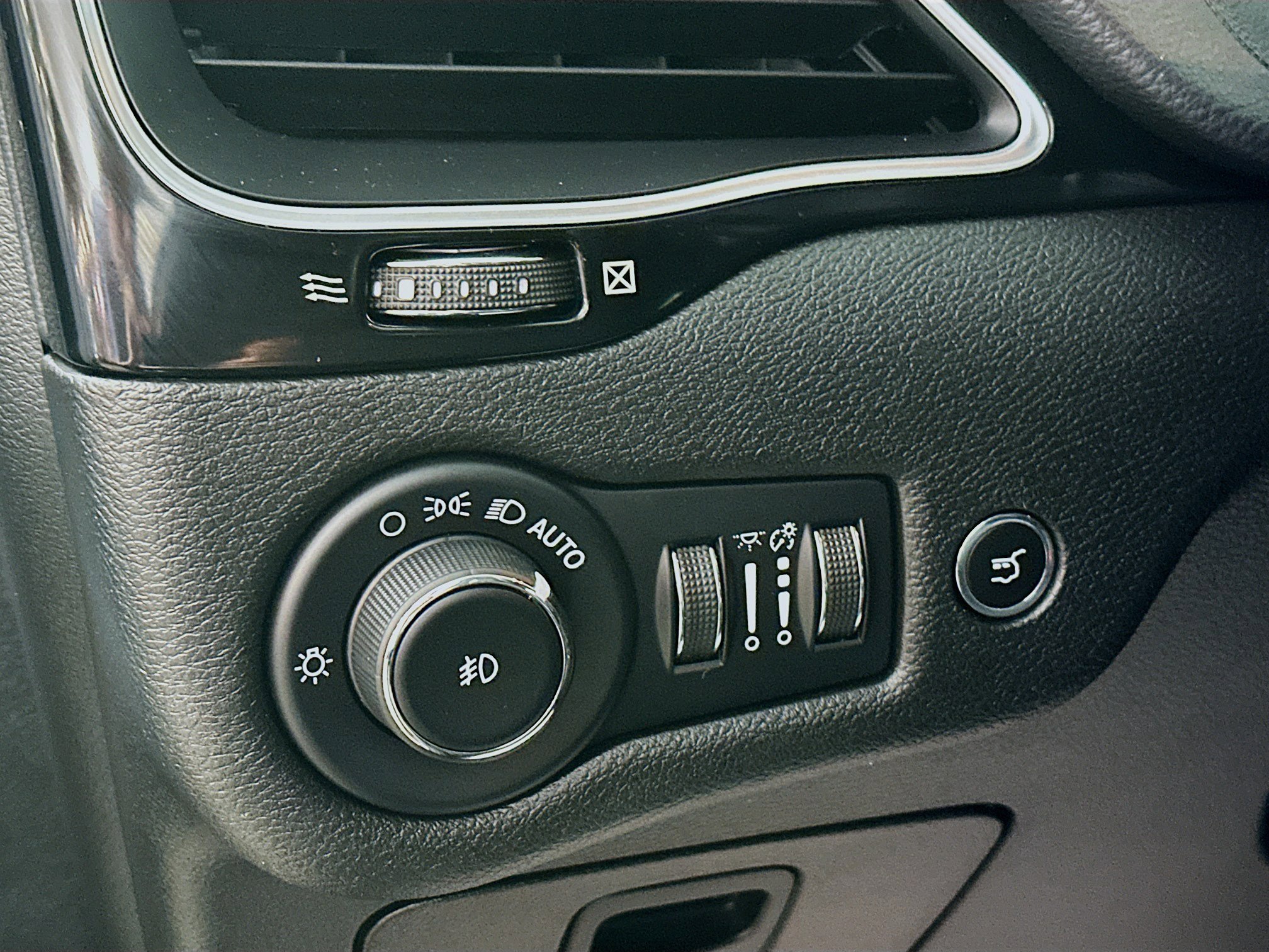 2023 Jeep Cherokee Altitude photo 8
