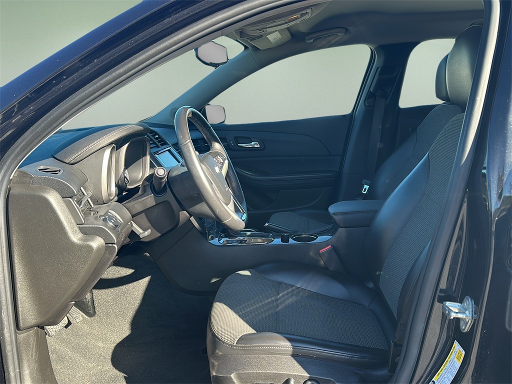 2015 Chevrolet Malibu 2LT photo 2
