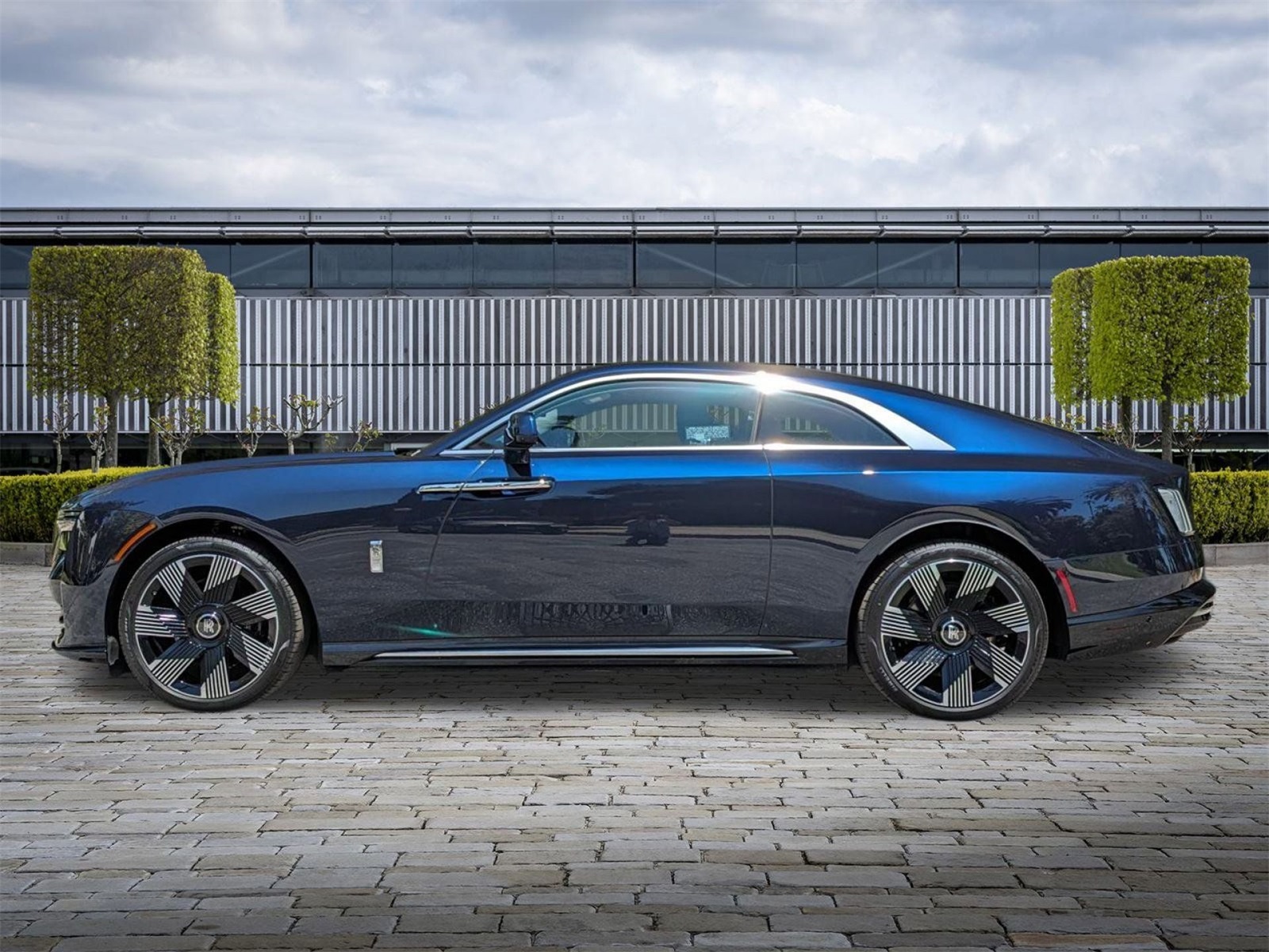 2024 Rolls Royce Spectre photo 2