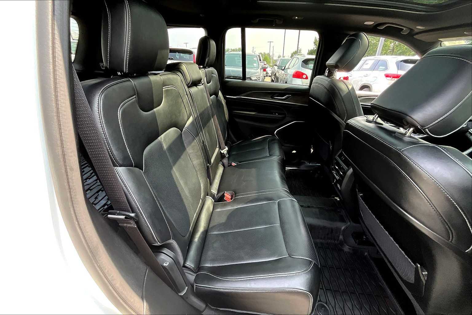 2023 Jeep Grand Cherokee Overland photo 17
