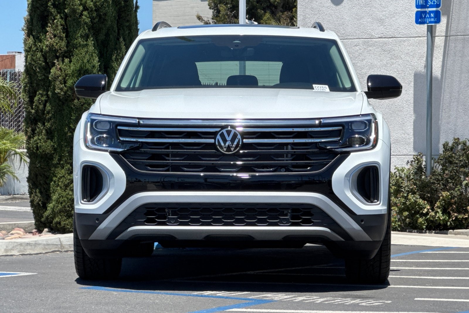 2025 Volkswagen Atlas Peak Edition SE photo 3