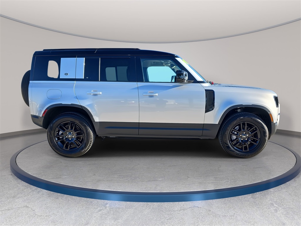 2024 Land Rover Defender 110 S photo 4
