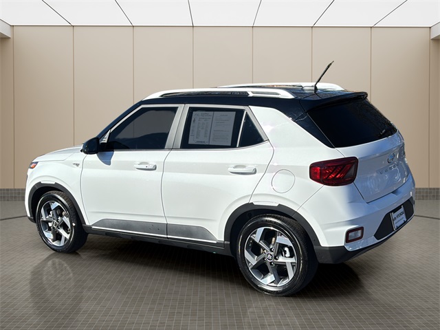 2023 Hyundai Venue Limited photo 3