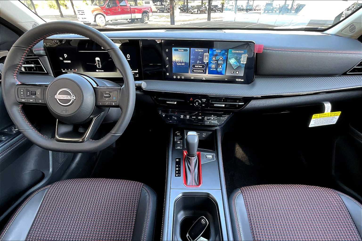 2026 Nissan Kicks SR photo 2