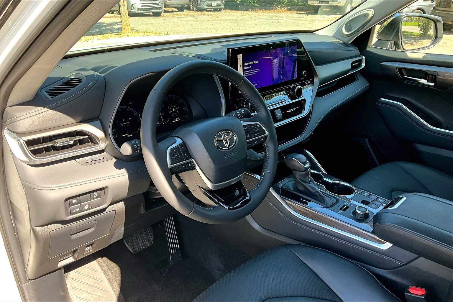 2024 Toyota Highlander Limited photo 17