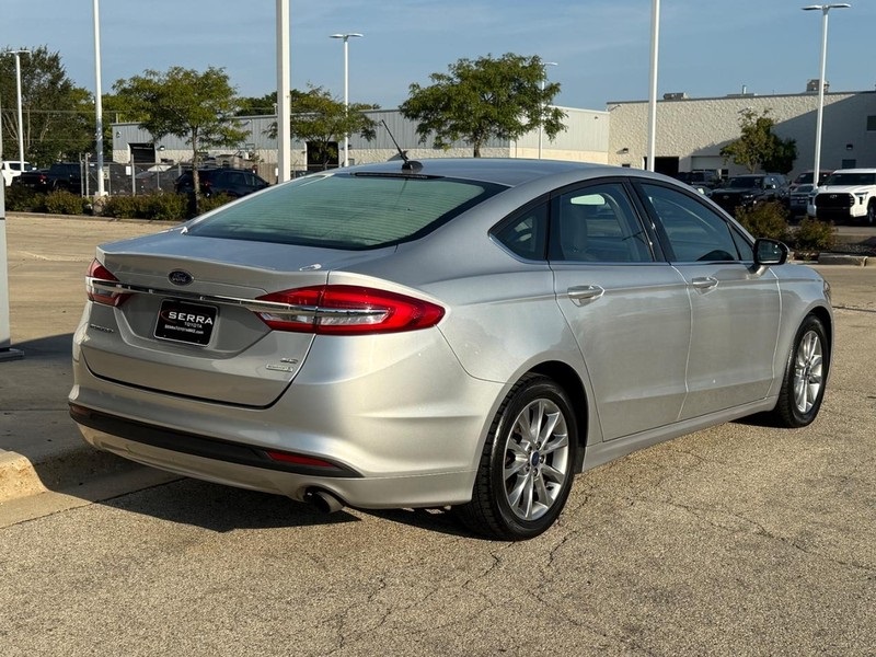 2017 Ford Fusion SE photo 3