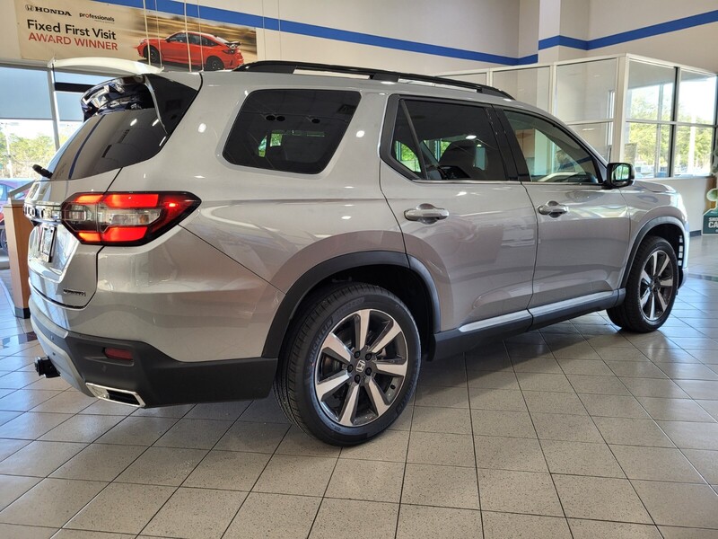 2025 Honda Pilot Touring photo 4