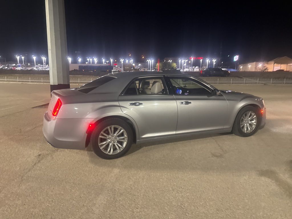 2016 Chrysler 300 C photo 4