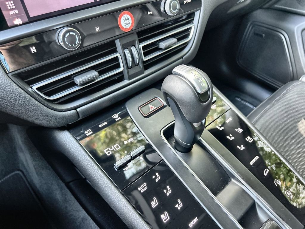 2024 Porsche Macan Base photo 23