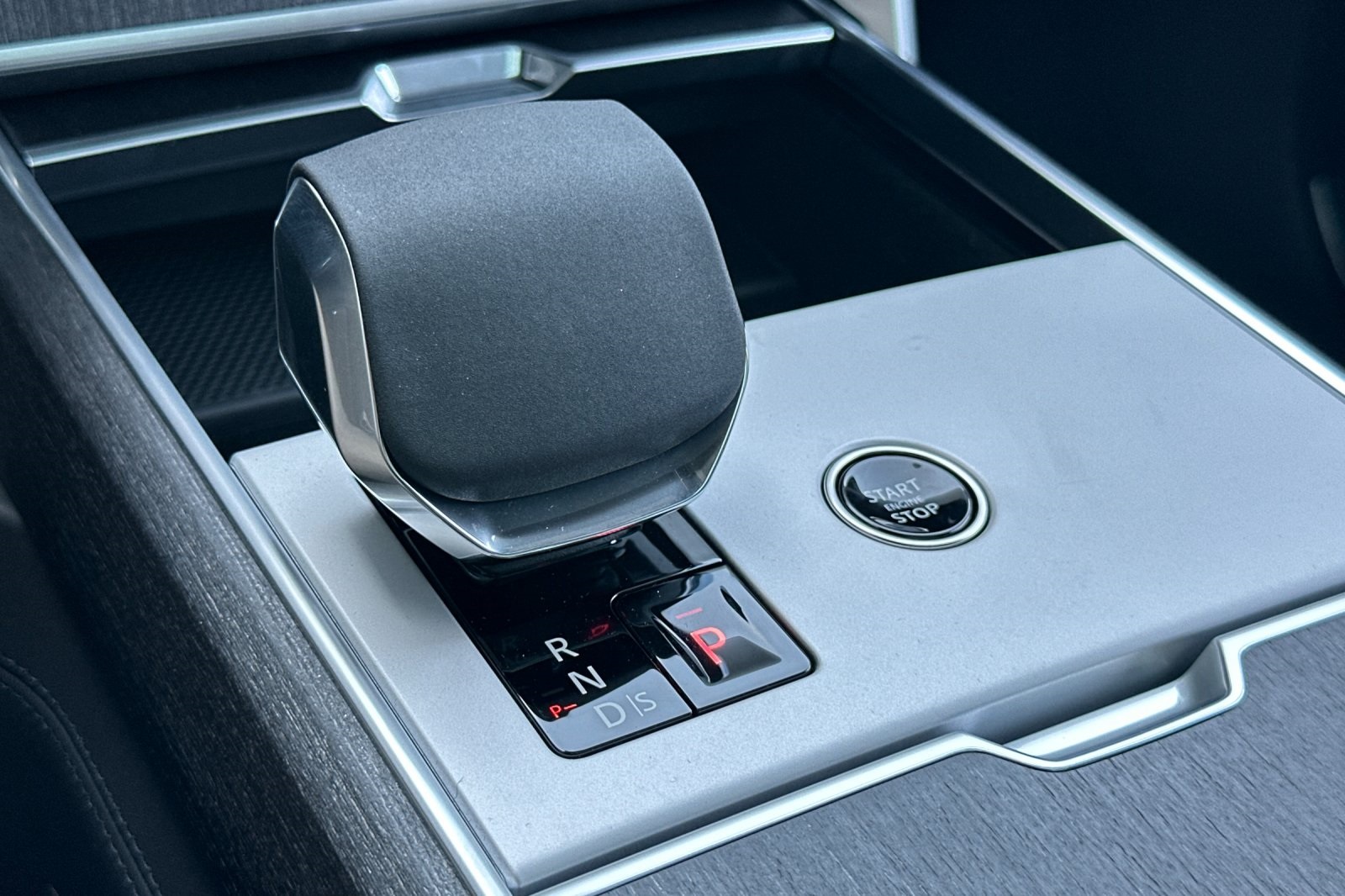2025 Land Rover Range Rover SE photo 24