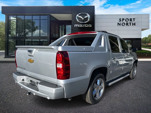 2013 Chevrolet Avalanche LTZ photo 3