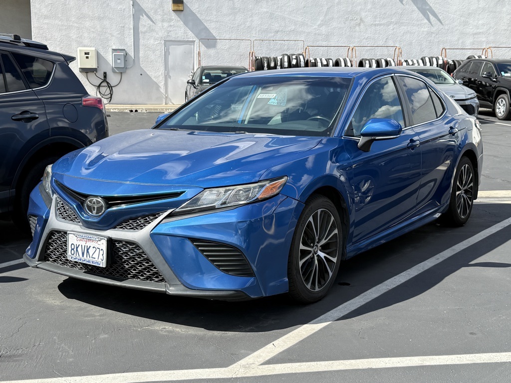 2019 Toyota Camry SE photo 3