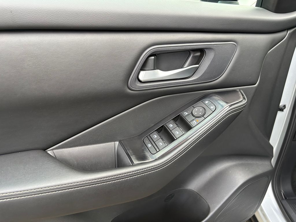 2024 Nissan Rogue SV photo 10
