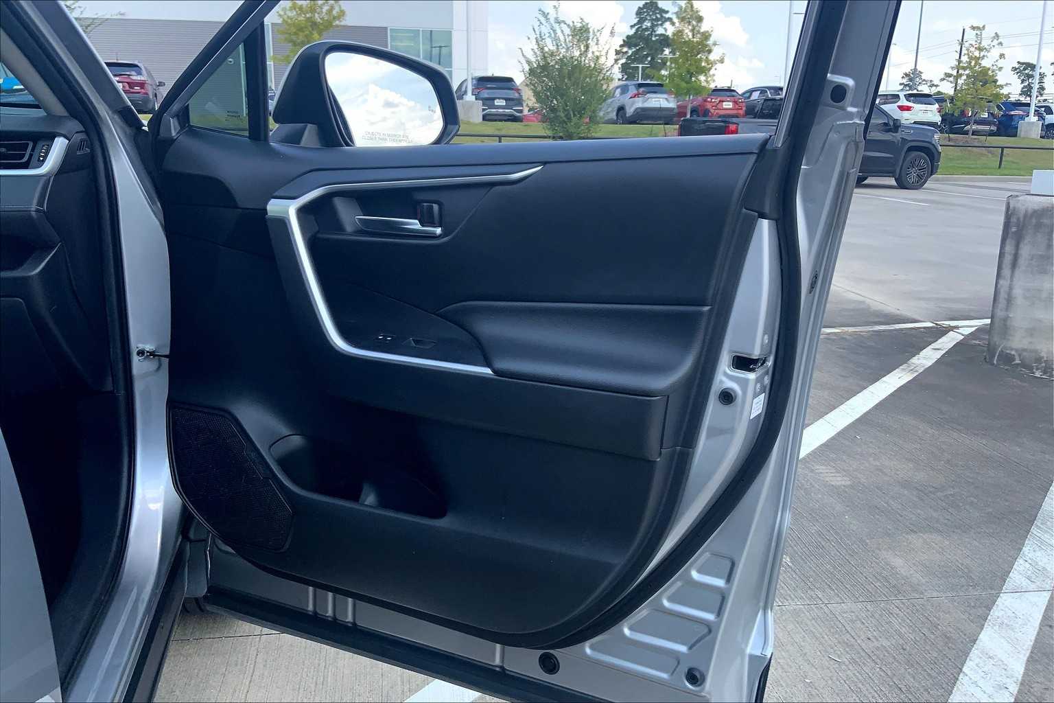 2020 Toyota RAV4 XLE photo 21