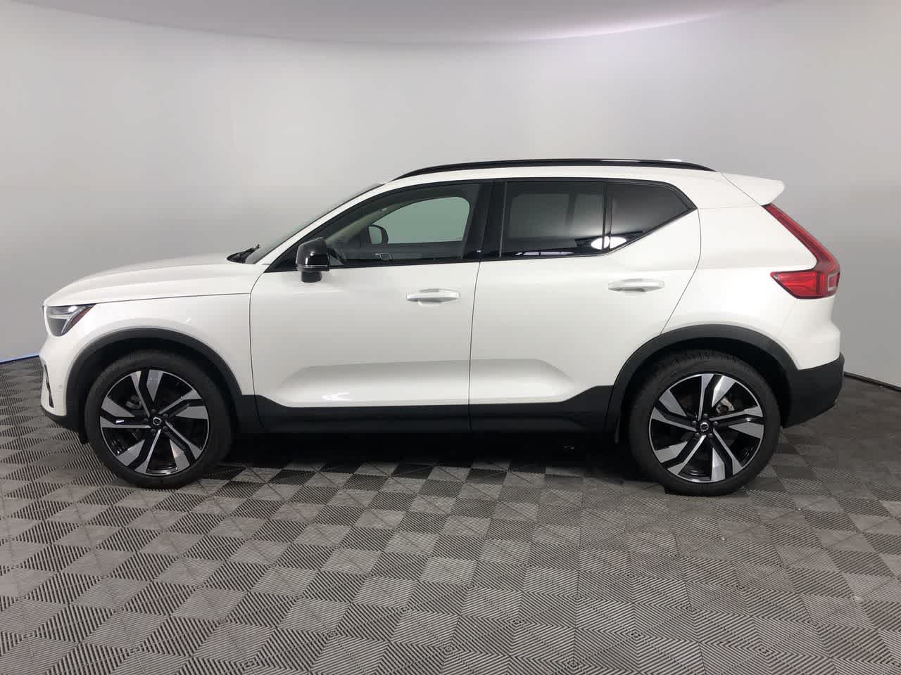 2025 Volvo XC40 Plus photo 2