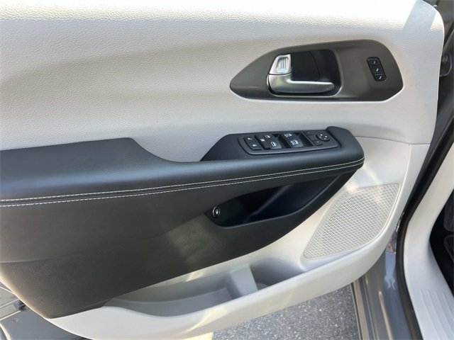 2022 Chrysler Pacifica Hybrid Touring L photo 13