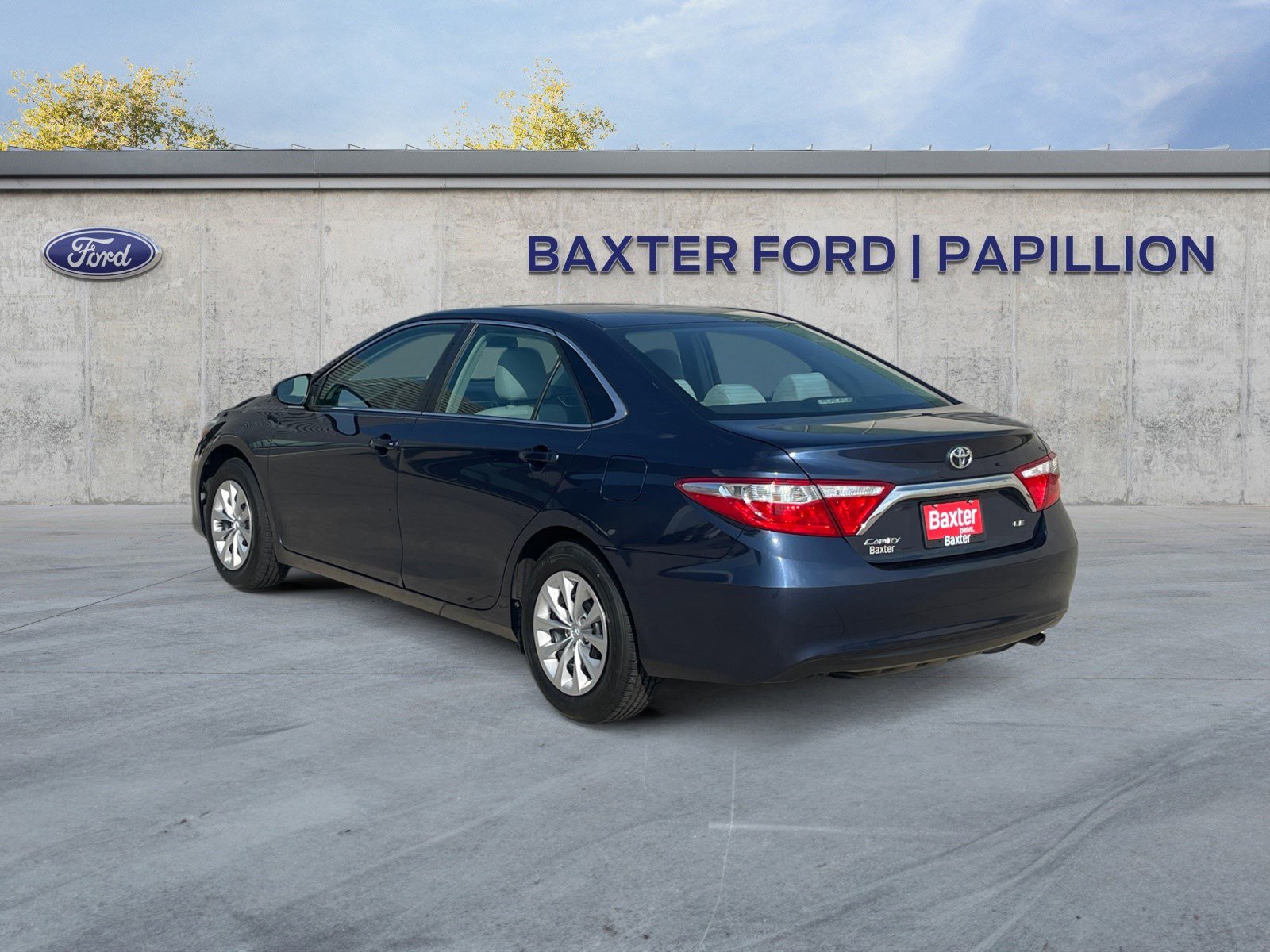 2015 Toyota Camry LE photo 3